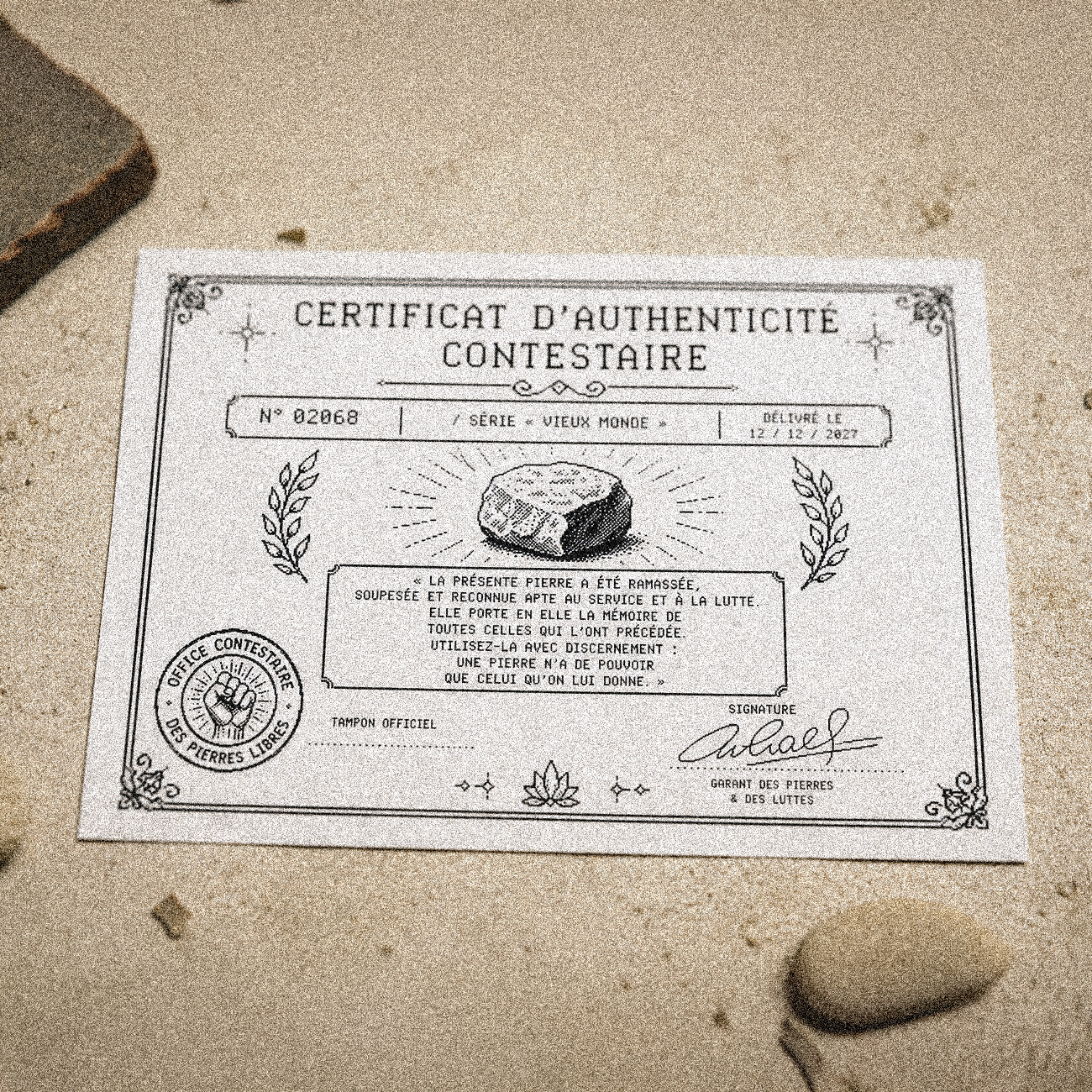 Certificat d’authenticité contestataire, numéroté N° 02068, posé sur le sable entre deux pierres.